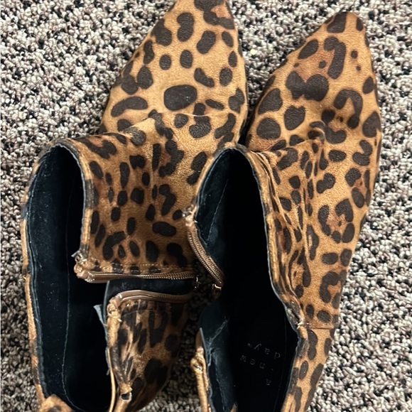 Woman’s booties - Picture 3 of 4